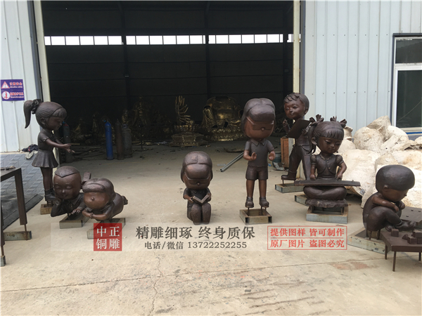 小區(qū)人物雕塑.jpg